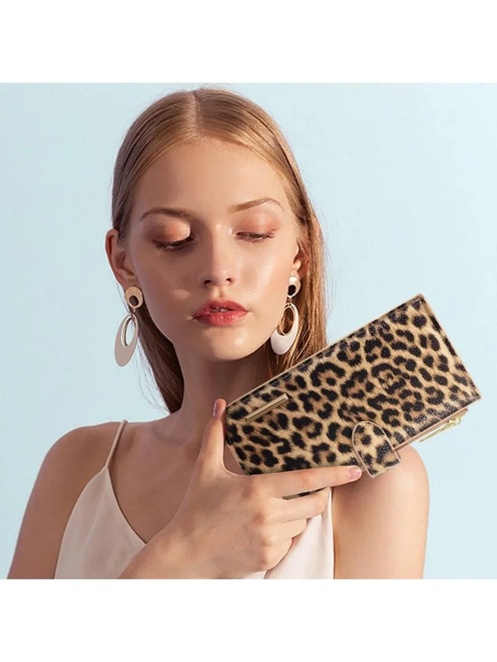 Stylish Light Leopard RFID Blocking Slim Bifold Wallet for Women - Chic Purse